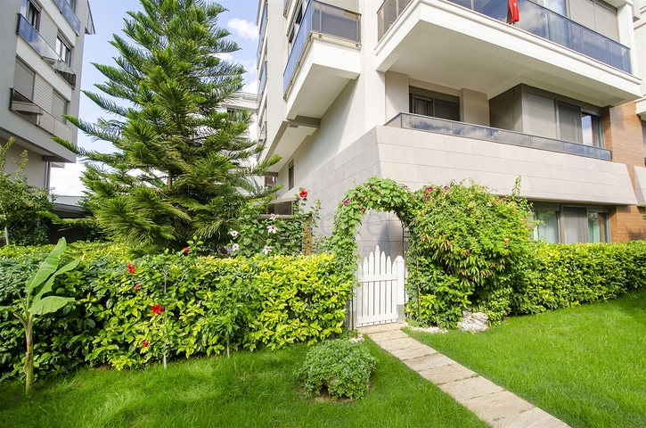 Элитная квартира 5+1 с выходом в сад в Унжалы Коньяалты