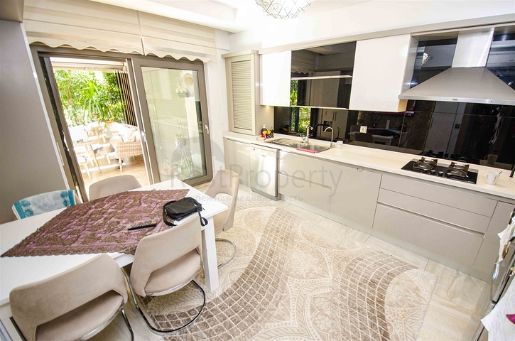 Элитная квартира 5+1 с выходом в сад в Унжалы Коньяалты