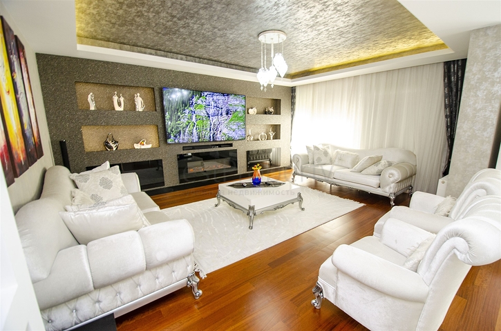 Элитная квартира 5+1 с выходом в сад в Унжалы Коньяалты