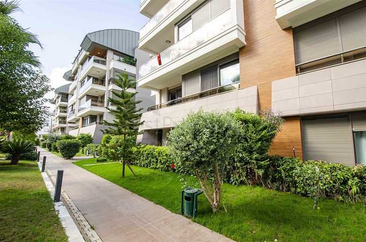 Элитная квартира 5+1 с выходом в сад в Унжалы Коньяалты