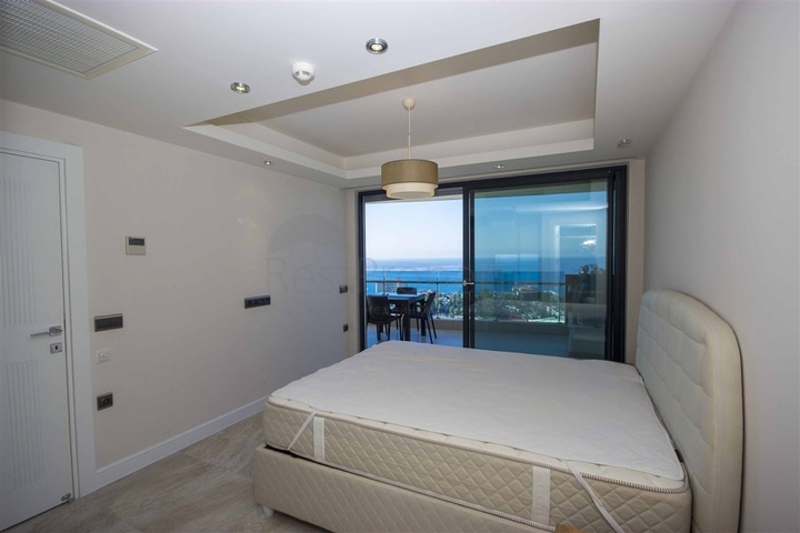 Трехкомнатная квартира с прямым видом на море