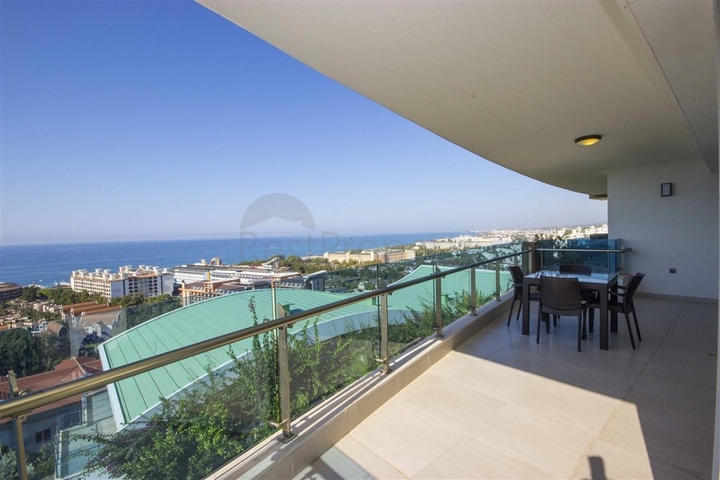 Трехкомнатная квартира с прямым видом на море