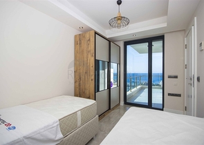 Трехкомнатная квартира с прямым видом на море