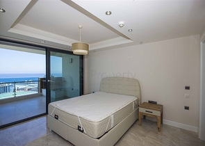 Трехкомнатная квартира с прямым видом на море