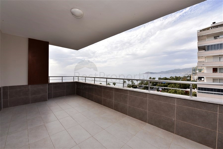 Две квартиры 2+1 на первой береговой линии в Махмутларе