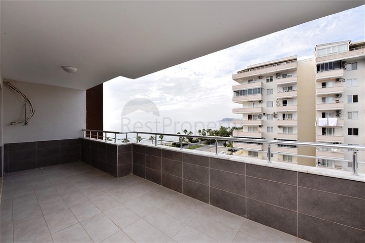 Две квартиры 2+1 на первой береговой линии в Махмутларе