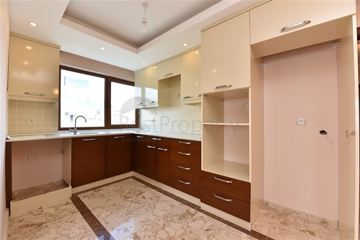 Две квартиры 2+1 на первой береговой линии в Махмутларе