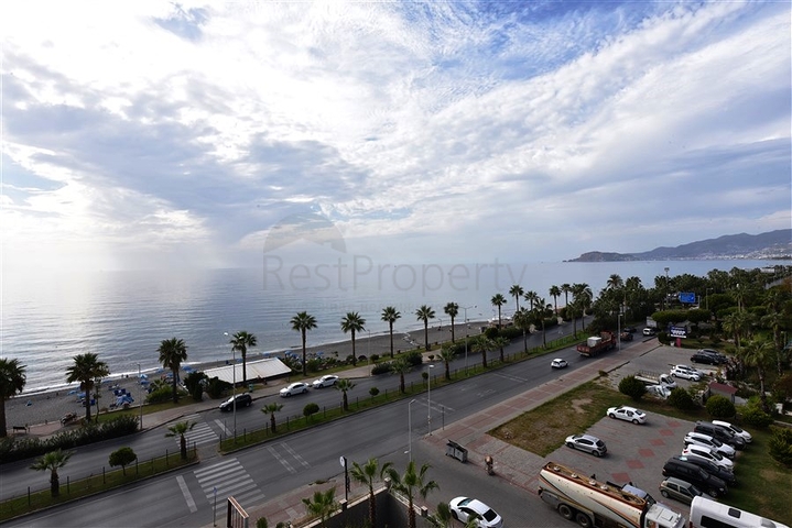 Две квартиры 2+1 на первой береговой линии в Махмутларе