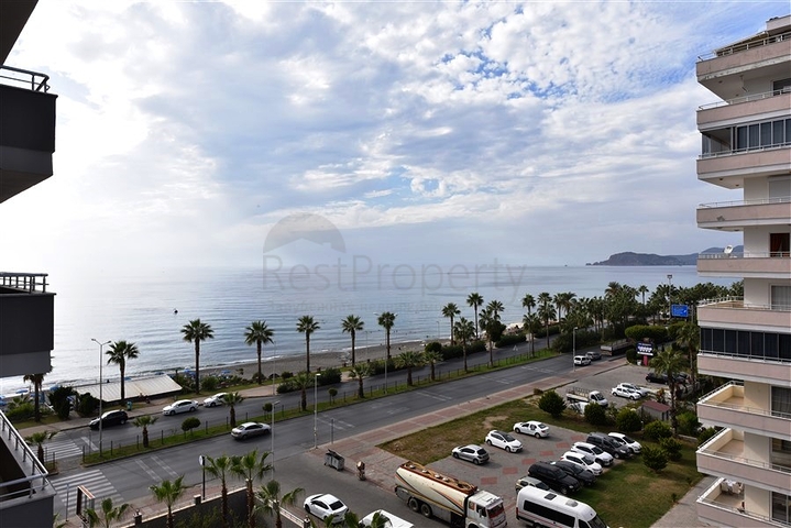 Две квартиры 2+1 на первой береговой линии в Махмутларе