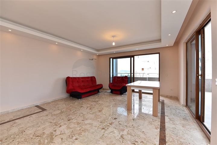 Две квартиры 2+1 на первой береговой линии в Махмутларе