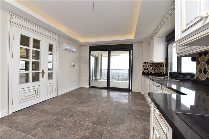 Просторная вилла в центре Аланьи с красивым панорамным видом на море