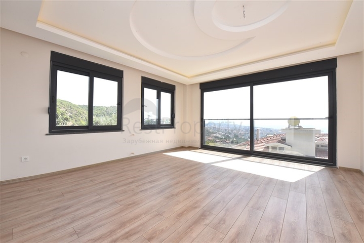 Просторная вилла в центре Аланьи с красивым панорамным видом на море