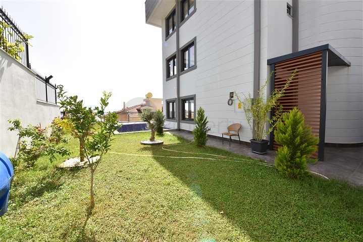 Просторная вилла в центре Аланьи с красивым панорамным видом на море