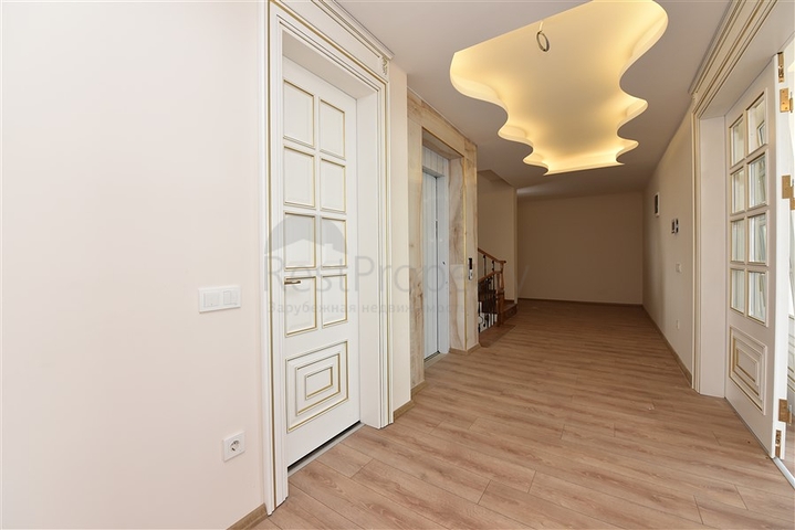 Просторная вилла в центре Аланьи с красивым панорамным видом на море