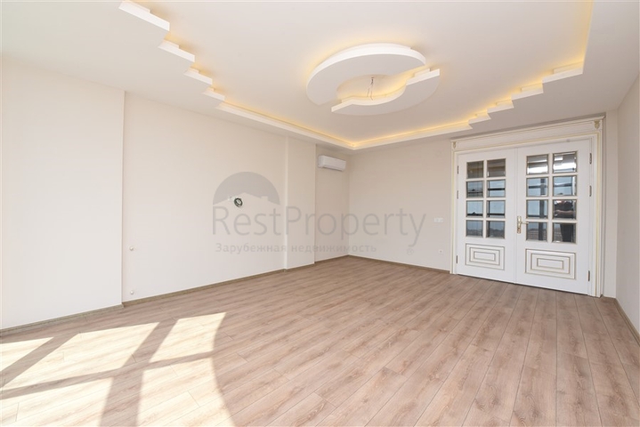 Просторная вилла в центре Аланьи с красивым панорамным видом на море