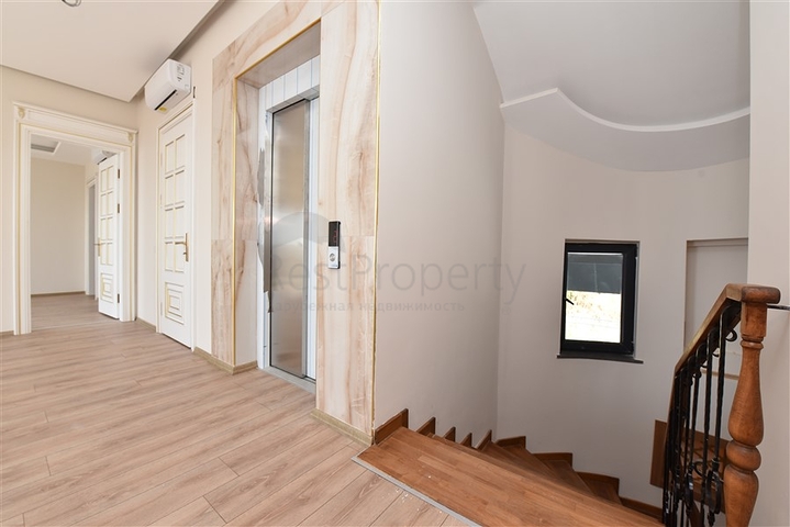 Просторная вилла в центре Аланьи с красивым панорамным видом на море