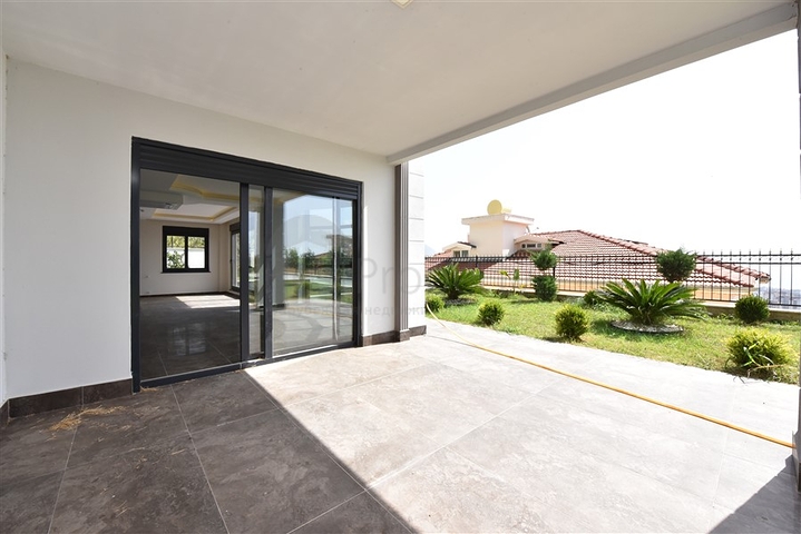 Просторная вилла в центре Аланьи с красивым панорамным видом на море