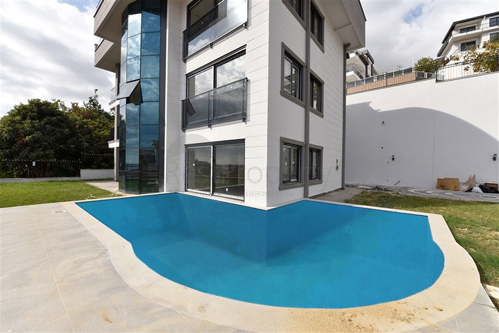 Просторная вилла в центре Аланьи с красивым панорамным видом на море