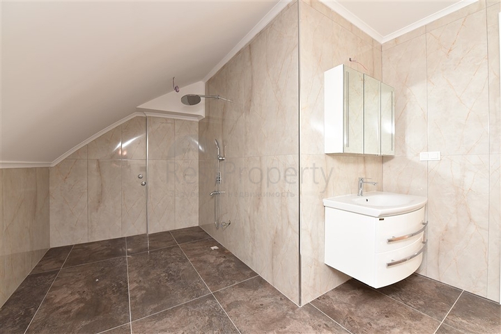 Просторная вилла в центре Аланьи с красивым панорамным видом на море