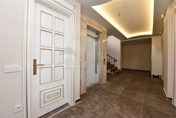 Просторная вилла в центре Аланьи с красивым панорамным видом на море