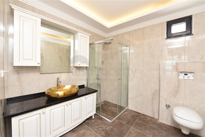 Просторная вилла в центре Аланьи с красивым панорамным видом на море