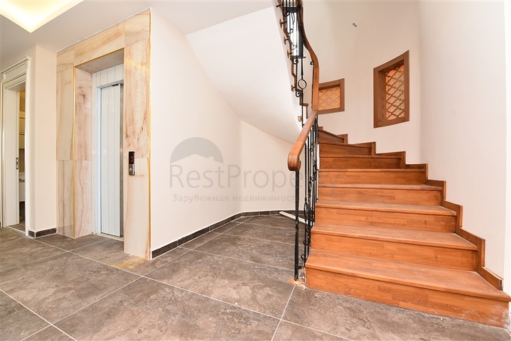 Просторная вилла в центре Аланьи с красивым панорамным видом на море