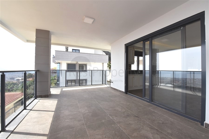 Просторная вилла в центре Аланьи с красивым панорамным видом на море