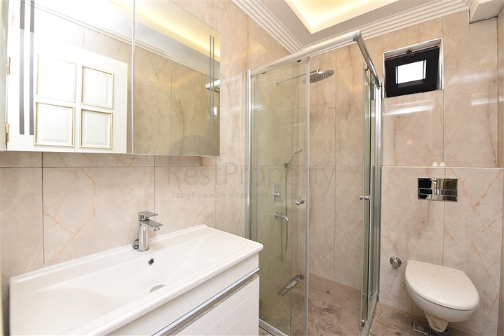 Просторная вилла в центре Аланьи с красивым панорамным видом на море