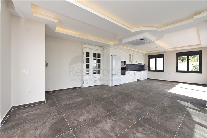 Просторная вилла в центре Аланьи с красивым панорамным видом на море