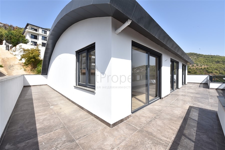 Просторная вилла в центре Аланьи с красивым панорамным видом на море