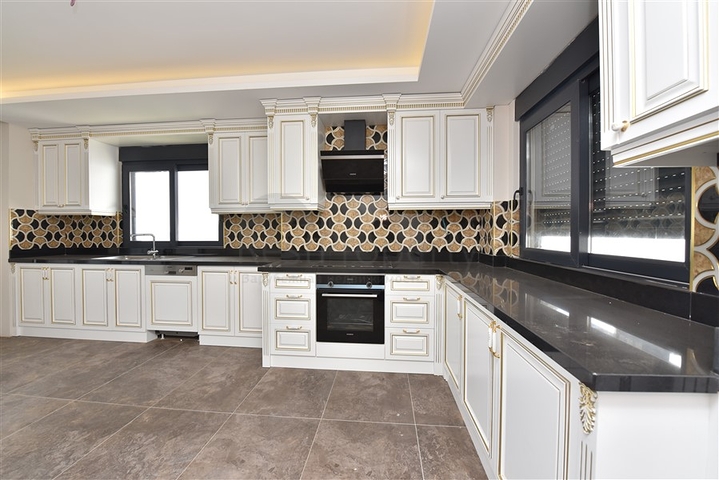 Просторная вилла в центре Аланьи с красивым панорамным видом на море