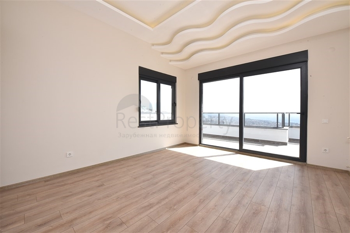 Просторная вилла в центре Аланьи с красивым панорамным видом на море