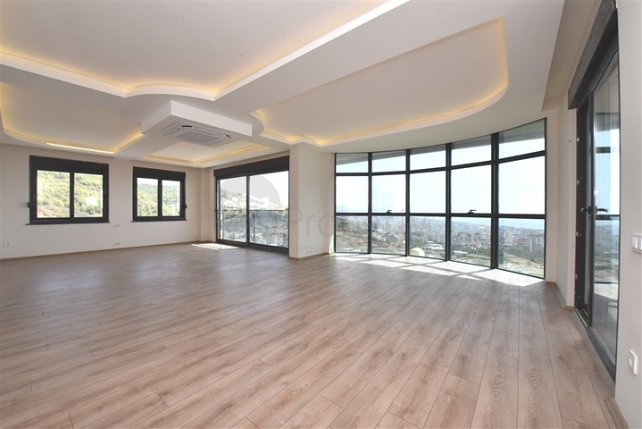 Просторная вилла в центре Аланьи с красивым панорамным видом на море