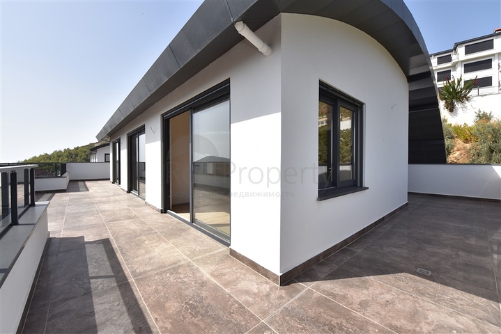 Просторная вилла в центре Аланьи с красивым панорамным видом на море