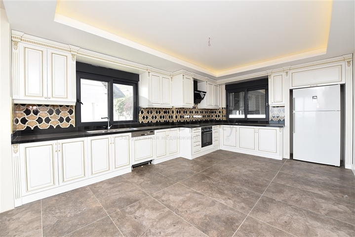 Просторная вилла в центре Аланьи с красивым панорамным видом на море