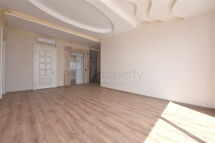 Просторная вилла в центре Аланьи с красивым панорамным видом на море