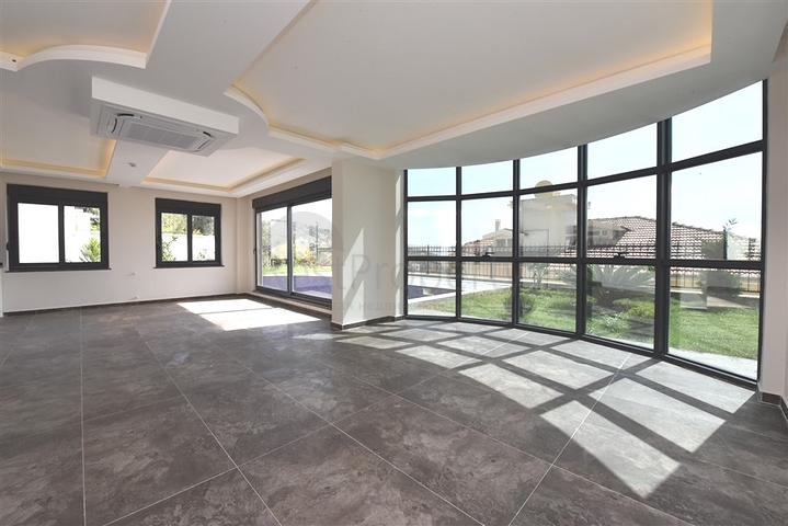 Просторная вилла в центре Аланьи с красивым панорамным видом на море