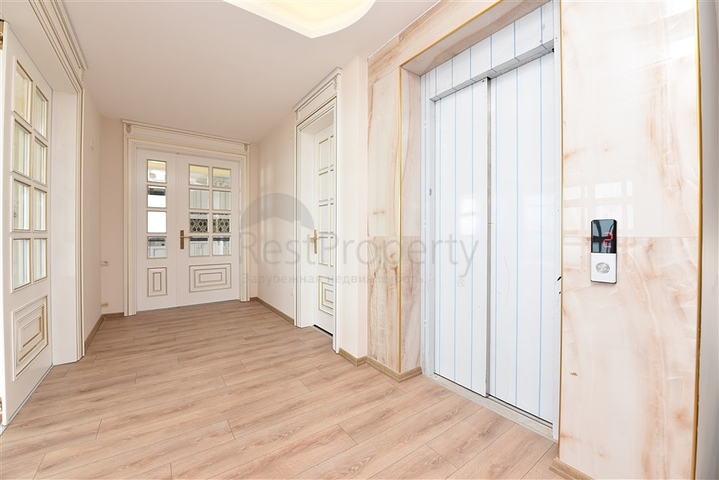 Просторная вилла в центре Аланьи с красивым панорамным видом на море