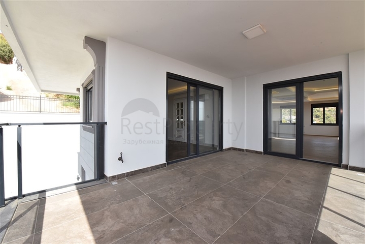 Просторная вилла в центре Аланьи с красивым панорамным видом на море