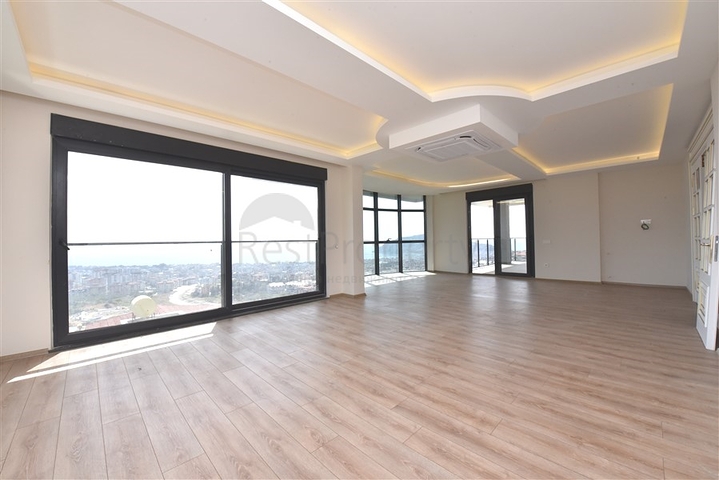 Просторная вилла в центре Аланьи с красивым панорамным видом на море