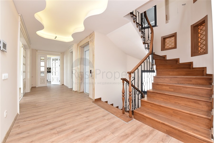 Просторная вилла в центре Аланьи с красивым панорамным видом на море