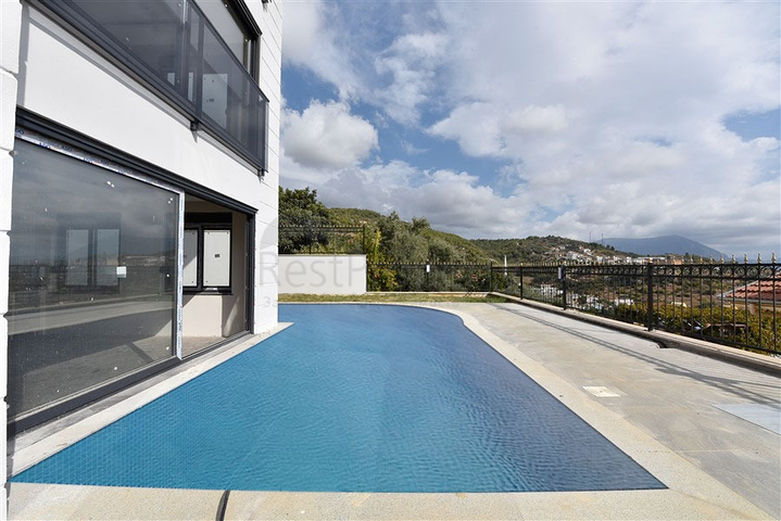 Просторная вилла в центре Аланьи с красивым панорамным видом на море