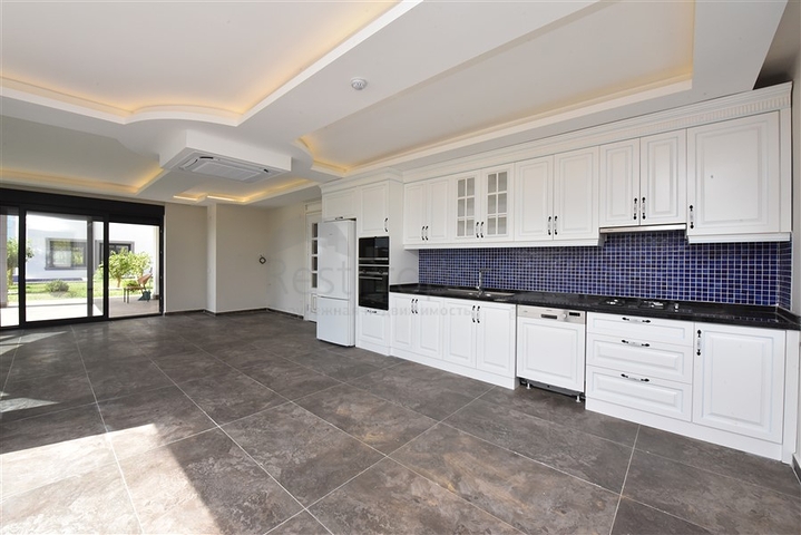 Просторная вилла в центре Аланьи с красивым панорамным видом на море