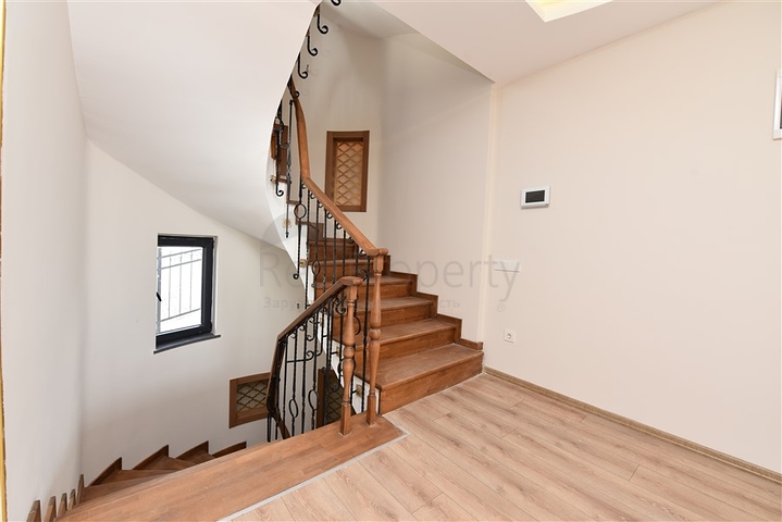 Просторная вилла в центре Аланьи с красивым панорамным видом на море