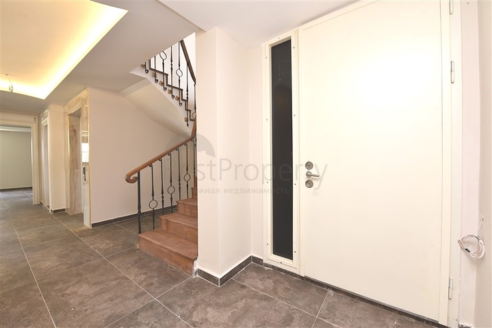 Просторная вилла в центре Аланьи с красивым панорамным видом на море