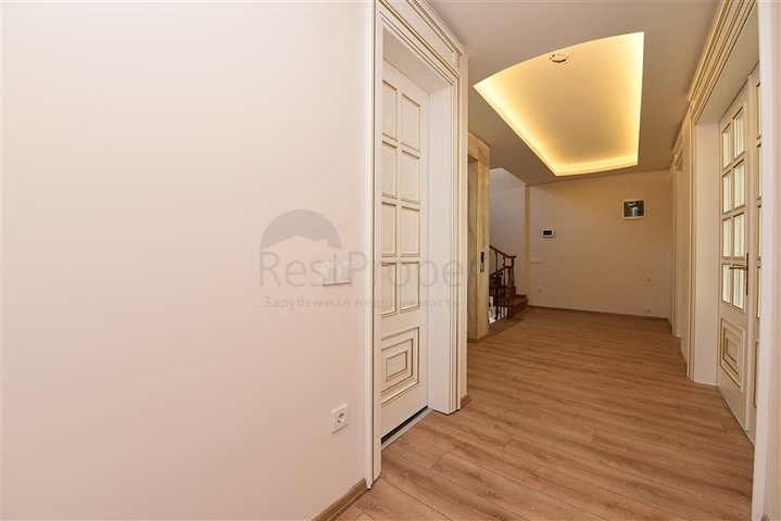 Просторная вилла в центре Аланьи с красивым панорамным видом на море