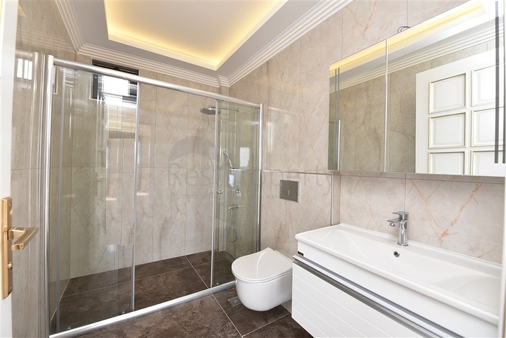 Просторная вилла в центре Аланьи с красивым панорамным видом на море