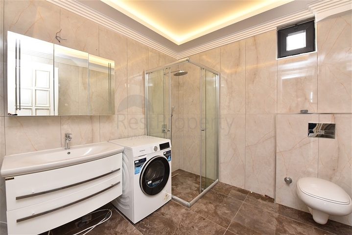 Просторная вилла в центре Аланьи с красивым панорамным видом на море