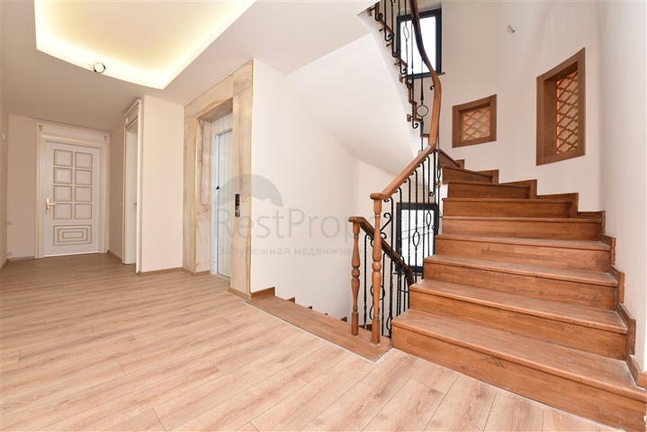 Просторная вилла в центре Аланьи с красивым панорамным видом на море