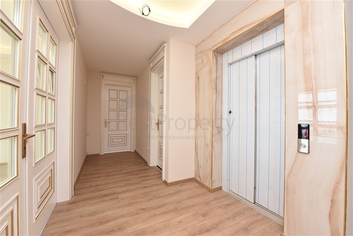 Просторная вилла в центре Аланьи с красивым панорамным видом на море